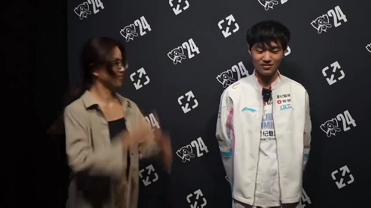 被拉扯麻了！Ashley Kang：我想收回麥克風(fēng)，knight以為我想碰拳