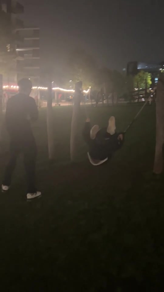 很輕松??！BLG分享倫敦S14決賽花絮：Bin、ON、Xun在玩蕩秋千??