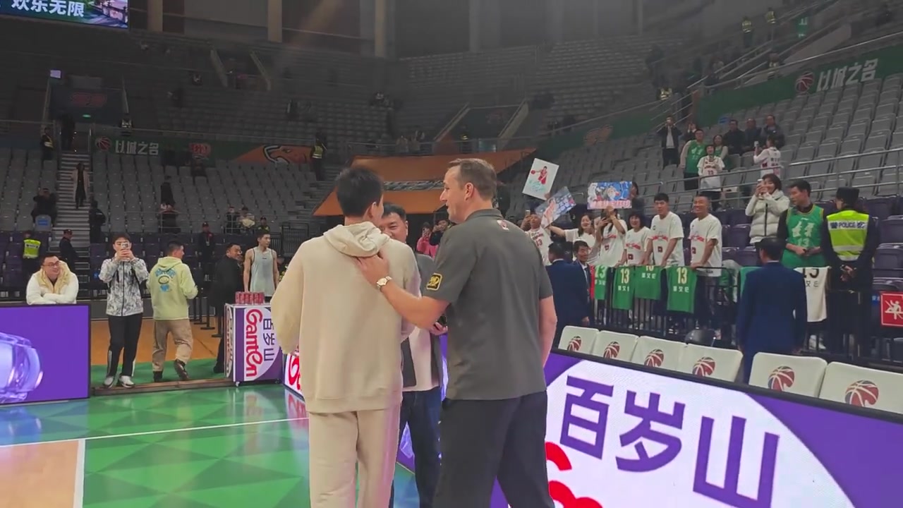歡迎回家！郭艾倫早早來到球場 與遼寧球迷相互致意