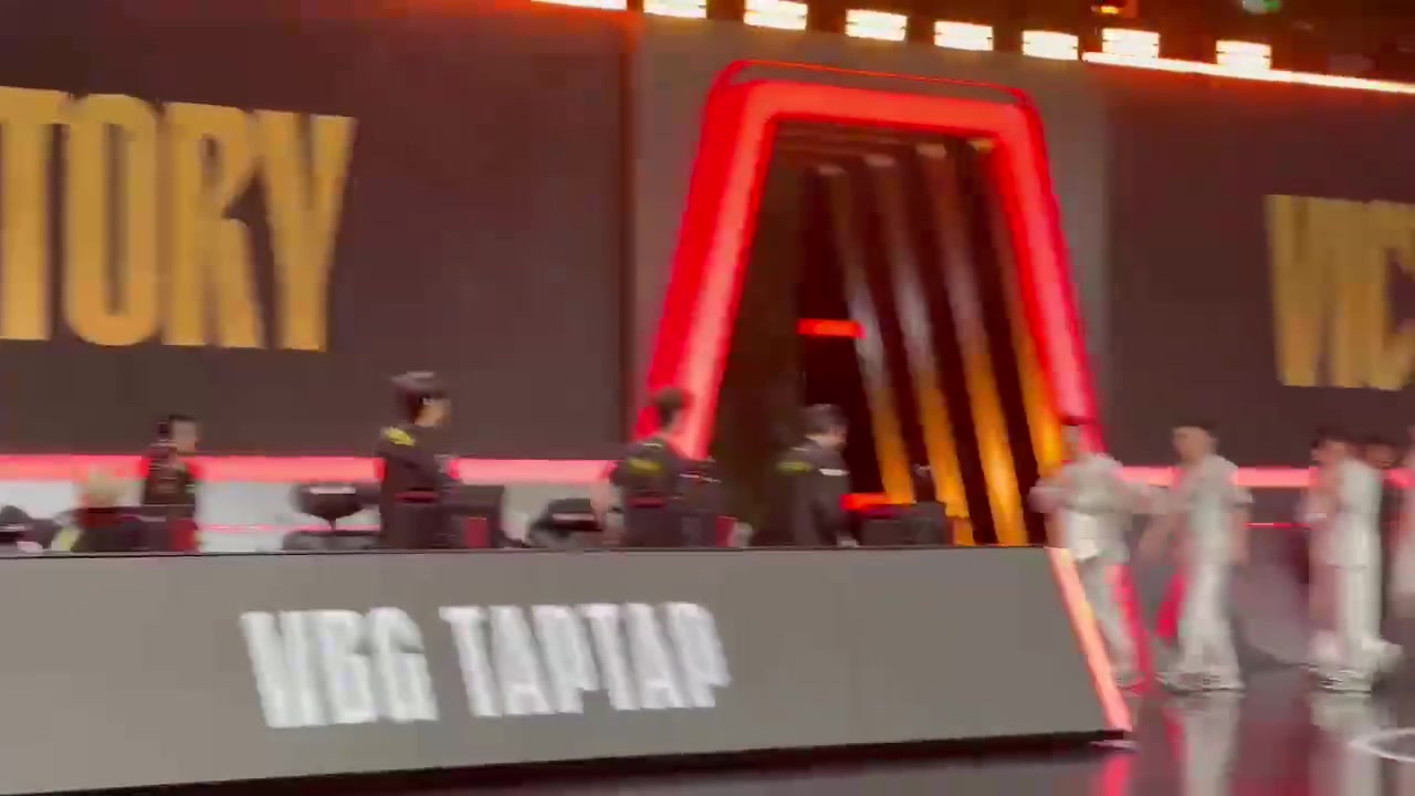 臺上毫無波瀾 臺下全體歡呼！Doinb和Tian碰拳 場下高聲歡呼