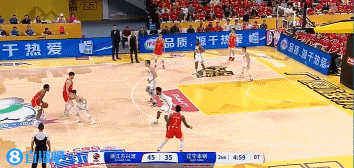 神來(lái)之筆！朱俊龍弧頂失去節(jié)奏長(zhǎng)兩分強(qiáng)投 壓哨洞穿籃心