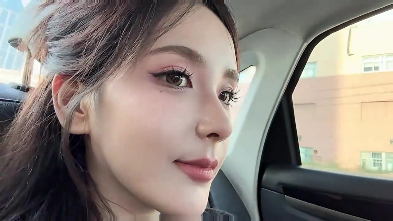 Bin：？？LPL解說rita分享自拍視頻：看！太陽！